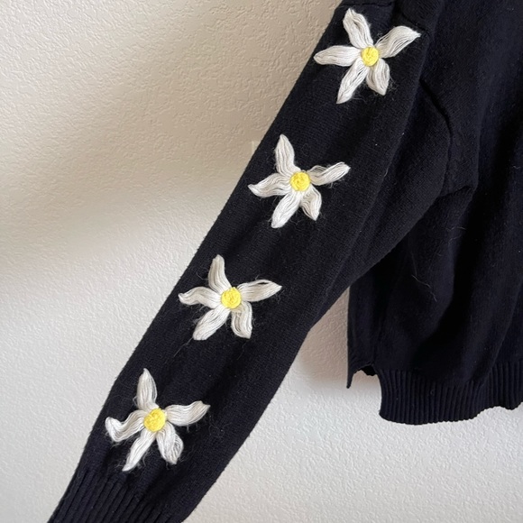 Flower embroidered sleeve sweater - Picture 4 of 5